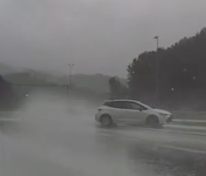 Coche aquaplaning
