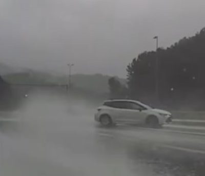 Coche aquaplaning