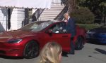 El último esfuerzo de Donald Trump para salvar a Tesla: el presidente presume de su nuevo modelo junto con Elon Musk