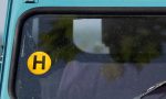 Pocos saben para qué sirve este adhesivo de la DGT: ¿qué significa realmente la pegatina H en los coches?