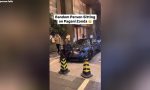 Ve un Pagani aparcado fuera de un hotel, se fotografía así con el coche y los guardias deben actuar rápido: nadie se lo esperaba
