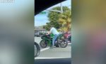 Ni descalzo ni con chanclas: conduce una Kawasaki deportiva con este accesorio en los pies y la gente no da crédito a lo que ve