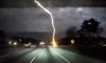 Iba conduciendo en una carretera y de pronto cae un rayo: las imágenes son realmente espeluznantes