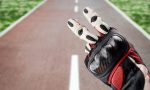 Señales universales en moto: así es el código de gestos de los motoristas