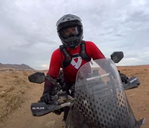 Sinewan rompe su moto