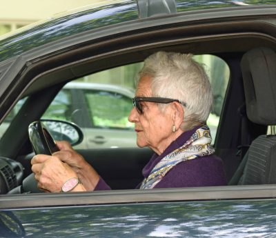 mujer mayor coche dgt