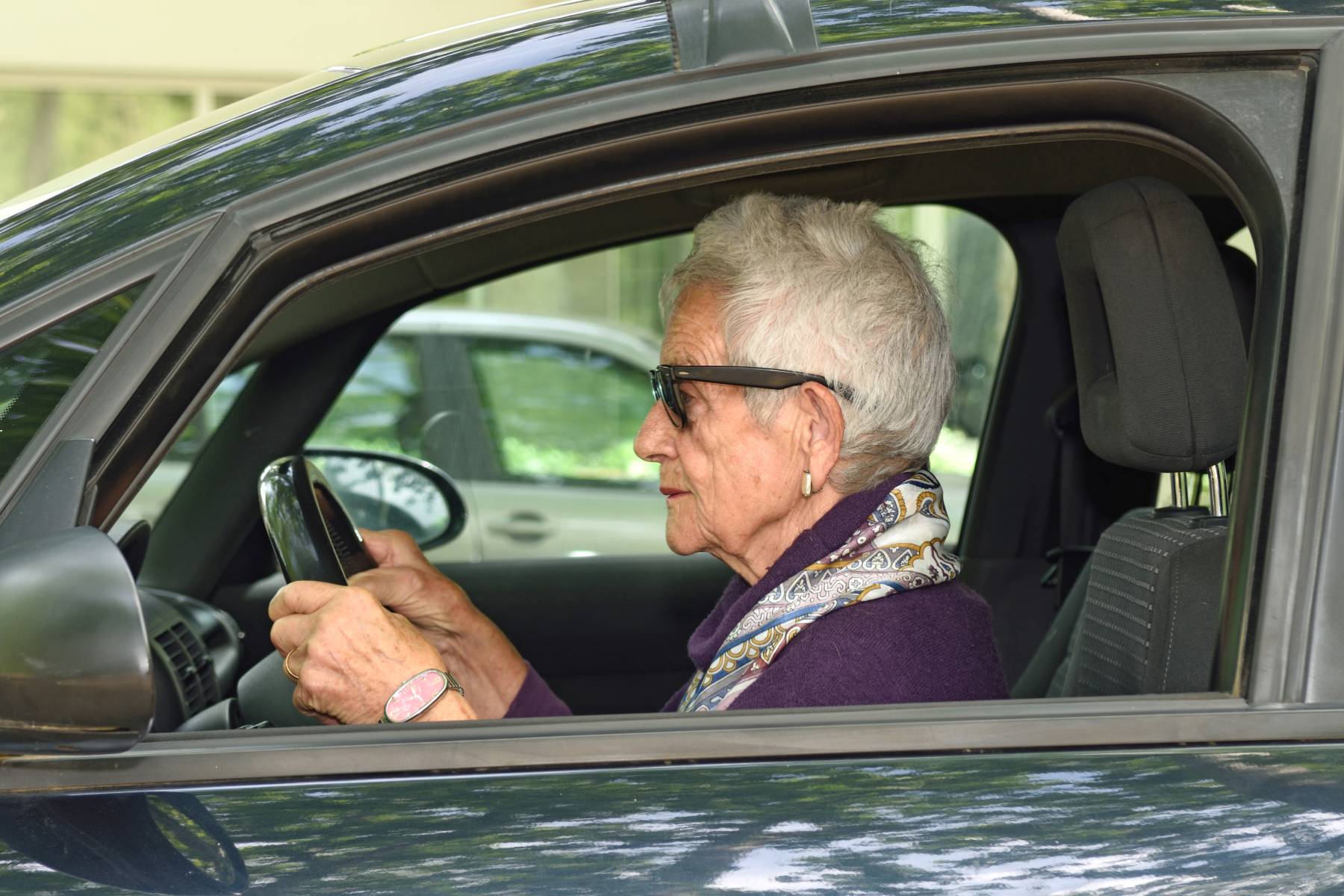 mujer mayor coche dgt