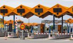 El gesto prohibido que miles de conductores hacen al llegar al peaje