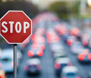 señal stop en cruce