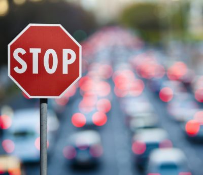 señal stop en cruce