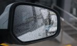 Alerta por precipitaciones: tres trucos (dos de ellos, caseros) para que los retrovisores de tu coche repelan el agua