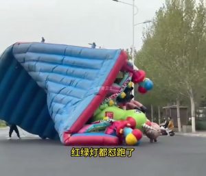 Castillo hinchable carretera