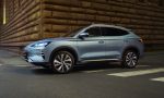 El coche más vendido de BYD estrena su versión híbrida enchufable con más autonomía eléctrica