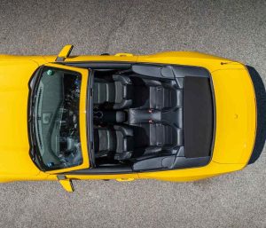 Descapotable amarillo