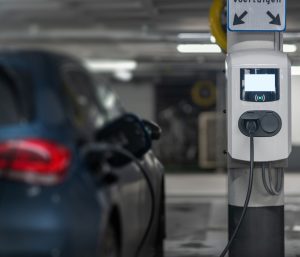 Electrico cargando parking subterráneo