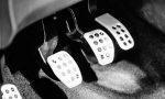 ¿Por qué los pedales del coche están dispuestos así? La lógica tras el orden del embrague, freno y acelerador