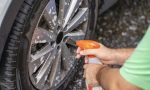 Una exvendedora de coches recomienda un producto dañino para limpiar las llantas y desata la polémica en TikTok