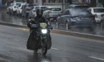 ¿Cómo dominar el asfalto mojado? Consejos esenciales para motoristas bajo la lluvia