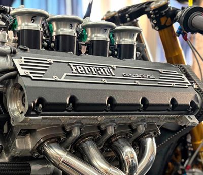 Moto con motor V8 Ferrari