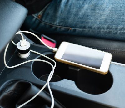 Móvil cargando coche