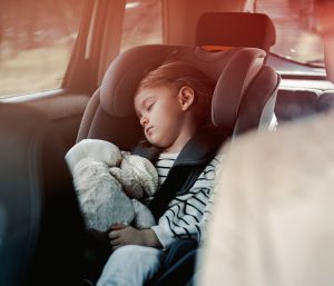Niña durmiendo coche