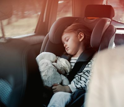 Niña durmiendo coche