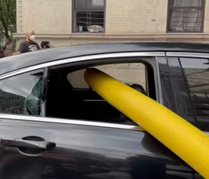 coche boca de incendio