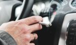 Sanidad prohíbe fumar en las terrazas, pero ¿y en el coche?: cuidado con estas multas