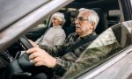 La DGT y los mayores de 65 años: una guía para que conduzcan mejor y después sepan abandonar el coche