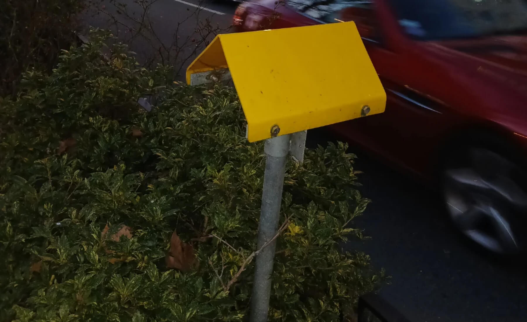 postes triangulo lateral carretera