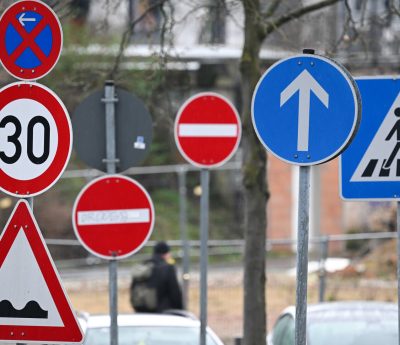 señales de tráfico azules