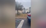 Un camionero arrastra un coche en una rotonda en Ibiza y las redes salen en su defensa