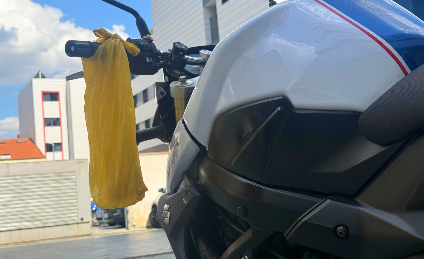 Bolsa amarilla manillar moto