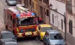 Los bomberos intentan pasar por una calle estrecha y echan la culpa a los coches: el debate se abre en Instagram