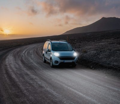 Furgoneta camino tierra