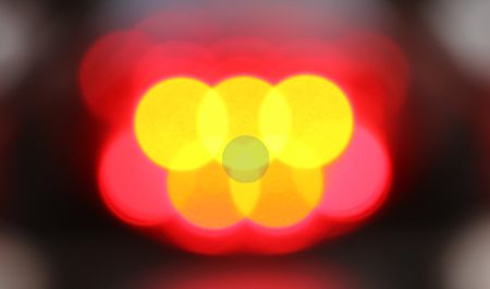 El porqué del puntito azul en las luces traseras de las motos: la historia secreta detrás de una tendencia viral