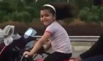 Sin casco y en chanclas: una niña pequeña conduce una moto de gran cilindrada en una autopista y los comentarios arden en X