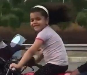 Niña motocicleta