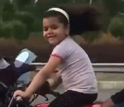 Niña motocicleta