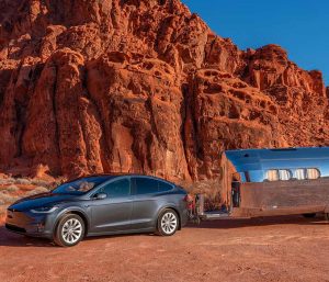 Tesla y caravana