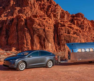 Tesla y caravana