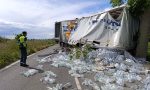 Un camión corta la carretera y deja decenas de botellas en el suelo: la Guardia Civil alucinó con la edad de la conductora