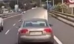 Ver para creer: conduce varios kilómetros en plena autopista en Tenerife con el capó levantado y esto pasa en su carril