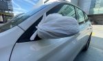 ¿Por qué cada vez más conductores cubren los espejos del coche con una bolsa de plástico?: tiene todo el sentido