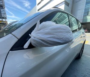 espejo del coche cubierto en plástico