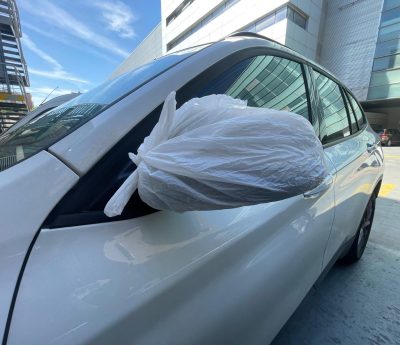 espejo del coche cubierto en plástico