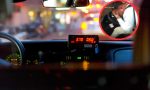 Persecución a lo Hollywood: un taxista estafó a unos turistas, les cobró 2.000 euros y escapó de la policía con ellos dentro del coche