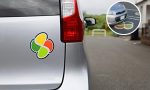 Ojo con esta curiosa pegatina presente en coches y aparcamientos: advierte de algo muy importante