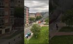 Cuesta abajo y ardiendo sin control: las impresionantes imágenes de un coche en llamas en Bilbao