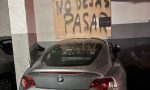 Le dejan un cartel gigante en la plaza de garaje a un BMW y el dueño responde con otro mensaje: las fotos son oro